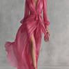 Robe longue élégante en chiffon rose perle avec décolleté en V et ceinture à la taille