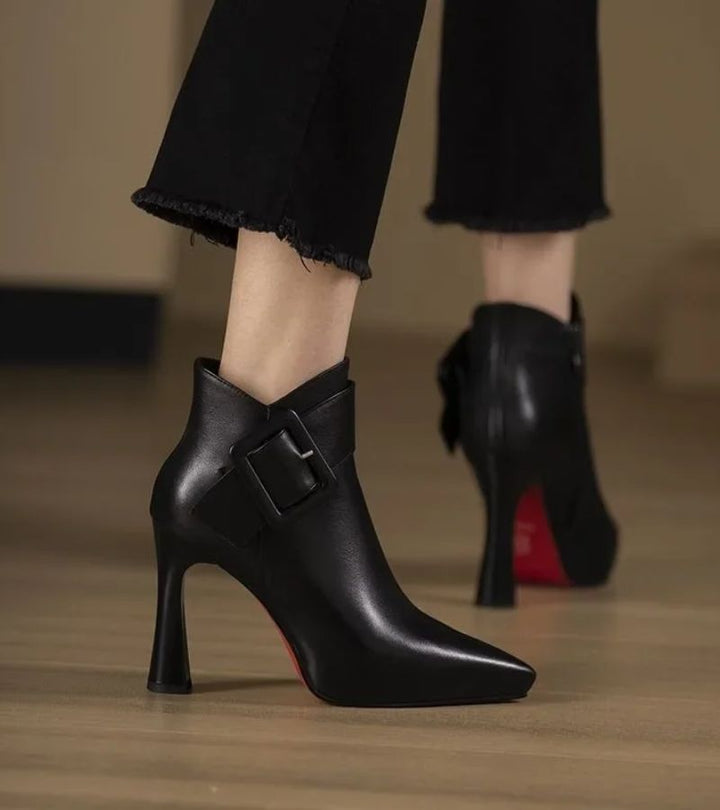 Elara · Bottines Élégantes à Talon avec Boucle Oversize