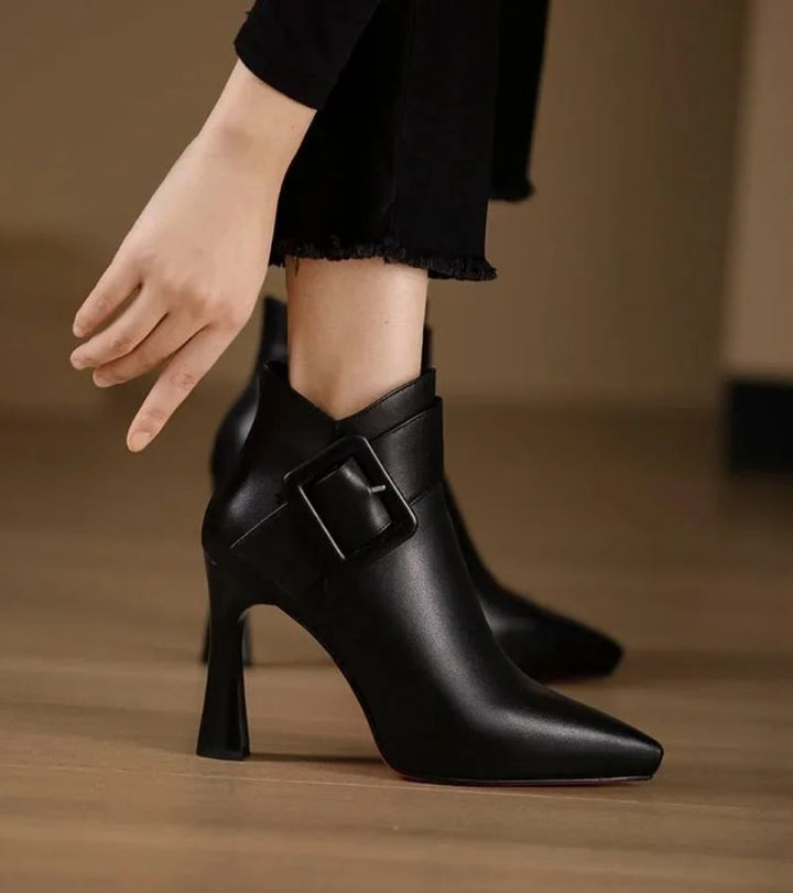 Elara · Bottines Élégantes à Talon avec Boucle Oversize