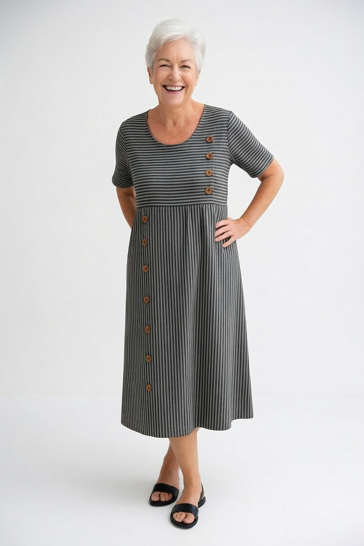 Linéora™ — Robe rayée fluide au charme estival