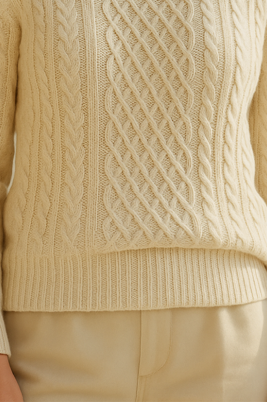 Elara · Pull torsadé en maille douce à col roulé