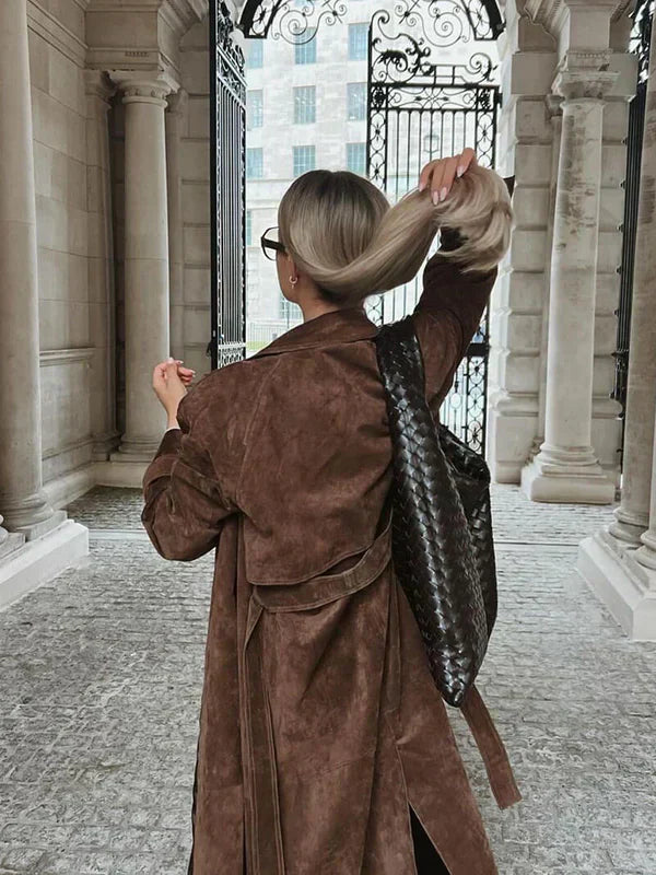 Elara · Trench Chic en Daim Doux