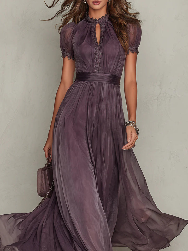 Flavia - Robe longue violette avec décolleté en clé, bord en dentelle de chiffon