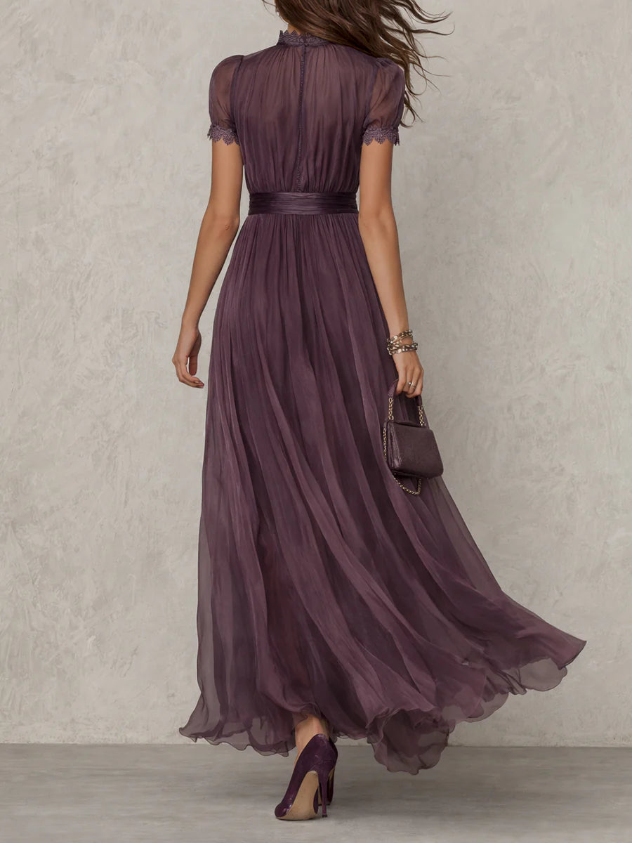 Flavia - Robe longue violette avec décolleté en clé, bord en dentelle de chiffon