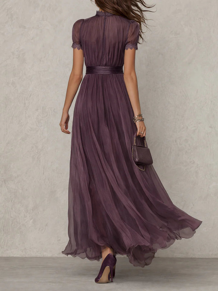Flavia - Robe longue violette avec décolleté en clé, bord en dentelle de chiffon