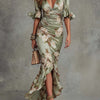 Anna - Robe longue asymétrique en satin vert avec décolleté en V, manches évasées froncées et motif floral