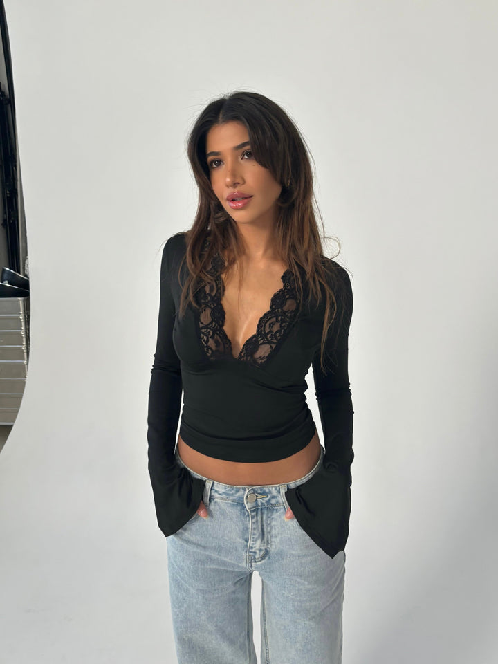 Elara · Chic en Dentelle Nordique